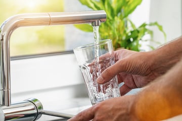 Ist kalkhaltiges Wasser trinken ungesund?