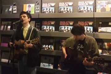 Isolation Berlin live in Neukölln: Intimes Akustik-Konzert im Plattenladen