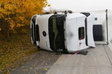 Unfall A38: Behinderungen auf der A38: Kies-Laster kippt um, zwei Personen in Klinik
