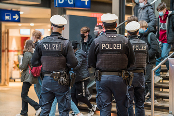 "Ich f**** Deutschland": 24-Jähriger greift Polizist an, umklammert seinen Hals und drückt zu