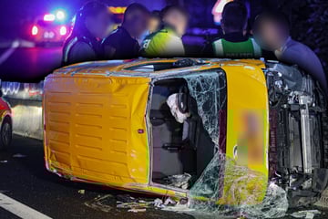 Unfall A46: Kleintransporter überschlägt sich auf Autobahn: Feuerwehr befreit eingeklemmten Insassen