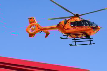 Unfall A7: Heftiger Unfall auf A7: Renault überschlägt sich mehrfach, Frau in Klinik geflogen