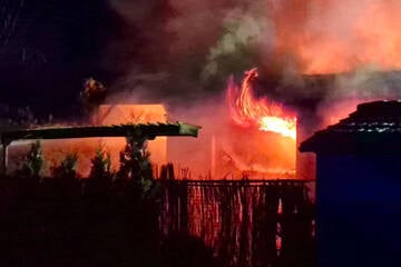 Bungalow in Brandenburg abgebrannt: Feuerwehr rettet Menschen