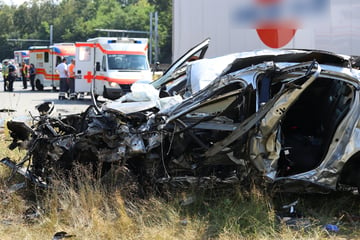 Unfall A5: Renault kracht in Lkw-Anhänger: Ein Toter, Zwei Verletzte