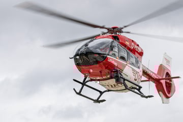 Unfall A99: Unfall A99: Hubschrauber fliegt schwer verletzte Frau ins Krankenhaus