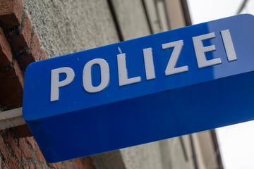 München: Direkt vor Polizeirevier: Duo raubt Mann aus und tritt ihn mit Füßen