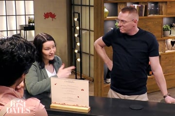 First Dates: "First Dates": Als Tobias zur Tür hereinkommt, leistet er sich peinlichen Fauxpas