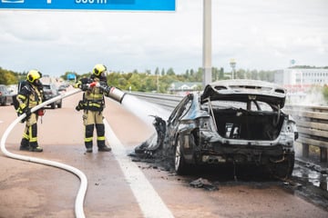Unfall A4: Brennender BMW auf A4 legt Berufsverkehr lahm