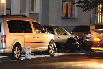 Unfall auf Kreuzung: Biker kracht mit Autofahrer zusammen, 21-Jähriger in Klinik