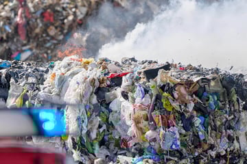 Feuer in Recyclingfirma: Kunststoffmüll brennt lichterloh