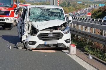Unfall A4: Transporter kracht auf A4 mit Lkw zusammen: Vier Schwerverletzte und Mega-Stau Richtung Chemnitz
