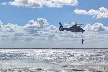 Notfall auf der Nordsee: Kajakfahrer schaffen es nicht an Land, Hubschrauber im Einsatz
