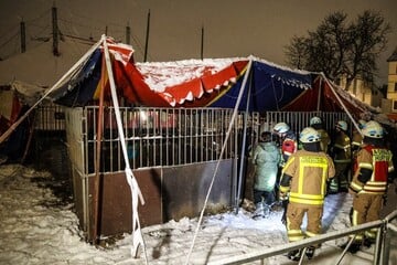 Schneemassen bringen Zirkuszelt zum Einsturz: Feuerwehr rettet Tiere