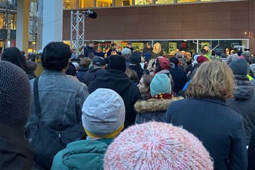 Dresden: 13. Februar in Dresden: "Sag mir wo die Blumen sind" - Hunderte bei Bürgersingen