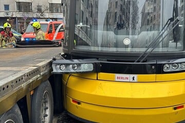 Lkw kracht in Friedrichshain in Straßenbahn und verkeilt sich