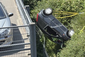 Hamburg: Unfall am AK Barmbek: Passanten retten schwer verletzte 72-Jährige aus dem Auto