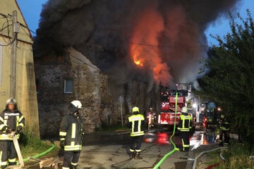 Verheerender Stall-Brand in Sachsen: Feuer breitet sich rasant aus, Straße voll gesperrt