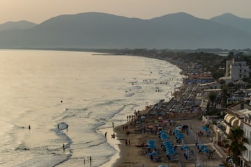 Urlauberin verschwindet spurlos am Strand, während Mann schläft