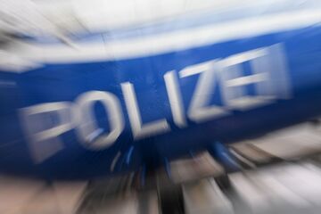 Bei Flucht vor Polizei vor Auto gerannt: Beamten stellen gesuchten Mann