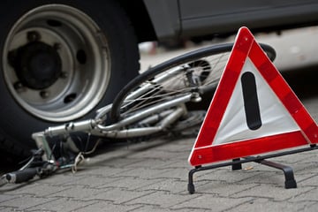 Radfahrerin mitgeschleift: 63-Jährige stirbt nach Zusammenstoß mit Lkw