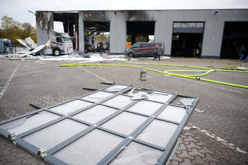 Riesige Explosion bei Arbeiten an Flüssiggas-Transporter: Vier Verletzte, Halle abrissreif