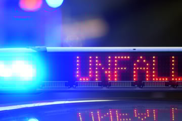 Unfall A8: Auto überschlägt sich auf A8: Stundenlange Vollsperrung