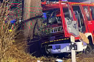 Feuerwehrauto kracht nach Einsatz in Baum: Neun Verletzte