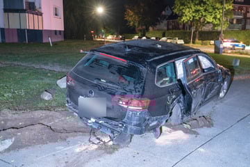 War der Fahrer betrunken? Auto kracht gegen Bordstein und überschlägt sich