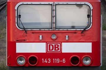 Güterzug beschädigt Signal: Bahnhof muss gesperrt werden