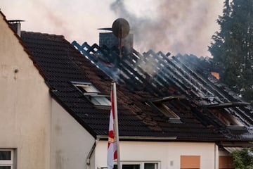 Großeinsatz in Wohngebiet: Dachstuhl fackelt komplett ab, Bewohner muss ins Krankenhaus