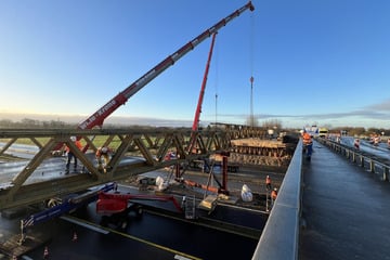 Vollsperrung auf A7: Montage von Behelfsbrücke gestartet