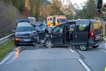 Dacia-Fahrer (76) gerät in den Gegenverkehr: Unfall mit vier Autos in Oberbayern