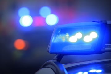 VW-Fahrer ausgebremst und ausgeraubt: Dreistes Verbrecher-Duo flüchtig