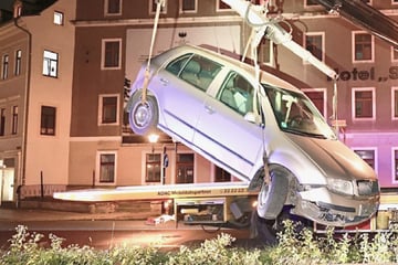 Unfall in Pirna: Rentner verliert Kontrolle über Skoda und kracht gegen Brunnen