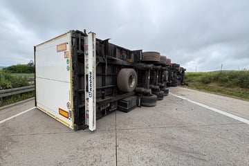 Unfall A38: Vollsperrung Richtung Göttingen: Lkw kippt um und blockiert alle Fahrstreifen auf A38
