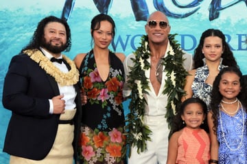 Seltener Moment: Dwayne "The Rock" Johnson zeigt sich mit seinen drei Töchtern auf dem roten Teppich