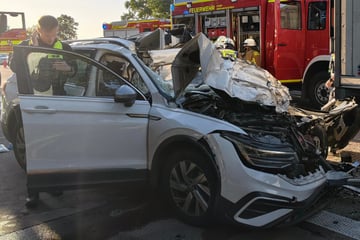 Unfall A1: Tödlicher Unfall auf Autobahn: Wagen kracht ungebremst in Stauende