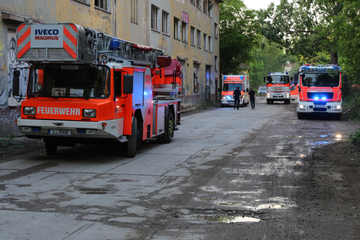 Leipzig: Feuerwehr-Einsatz im Leipziger Norden: Meterhoher Holzturm brennt