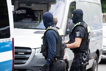 Berlin: Polizei nimmt Drogenhändler fest: 120 Kilo Marihuana und halbautomatische Pistole beschlagnahmt