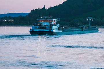 Dramatische Szenen im Rhein: Sog von Frachtschiff erfasst Schwimmer, Mann kämpft um sein Leben