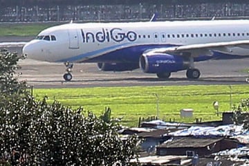 Lippenstift-Botschaft auf Flugzeugtoilette sorgt für Panik