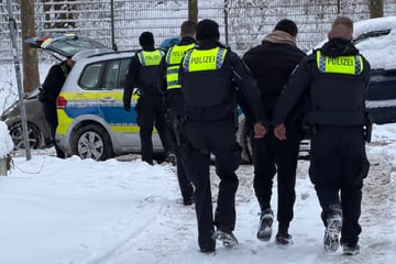 Hamburg: Familie mit drei Kindern bedroht: Beamte greifen ein