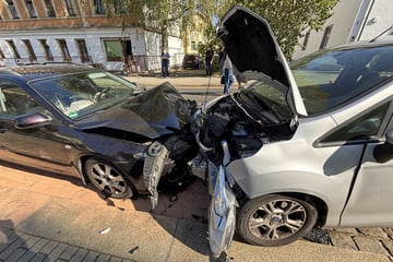 Ford macht sich selbständig, brettert Berg runter und kracht mit Mazda zusammen - zwei Verletzte