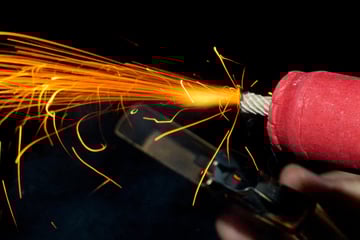 Böller trifft Jugendlichen im Gesicht: Spaziergang endet im Krankenhaus