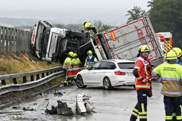 Unfall A8: 500.000 Euro Schaden! Lkw kippt auf A8 um - Autobahn gesperrt