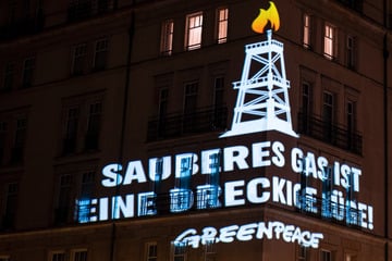 Berlin: "Greenpeace" stört Gas-Konferenz mit Projektion auf Fassade als Protest