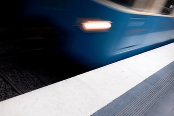 München: Schockierende Szenen in München: Betrunkener stürzt ins Gleis und wird von U-Bahn erfasst