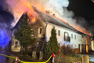 Flammeninferno zerstört Haus: 240 Rettungskräfte im Einsatz