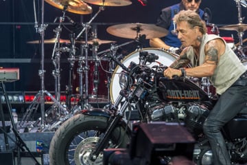 Emotionales Abschiedskonzert in Leipzig: Peter Maffay rast auf Harley ins Stadion