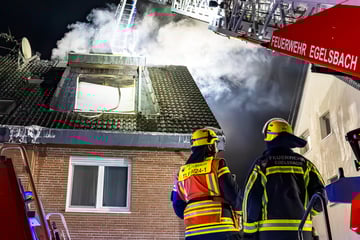 Wohnhaus in Flammen: Feuerwehr hat Probleme bei Löscharbeiten